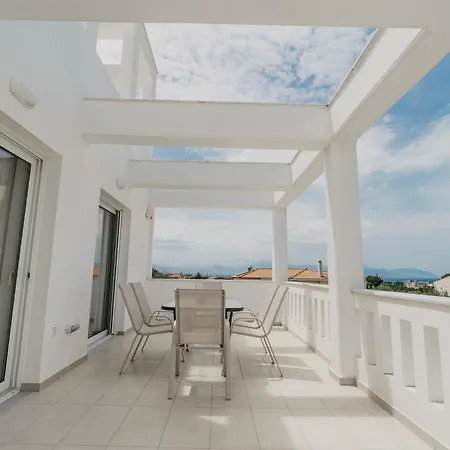 Areti White - 2 Лоутраки