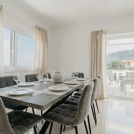 فيلة Areti White - 2